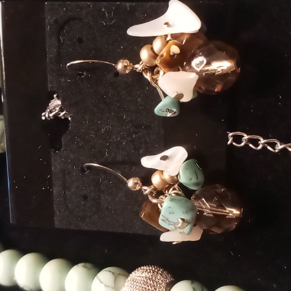 Turquoise howlite necklace on silk string 18 inches long nwot with earrings - Picture 9 of 10